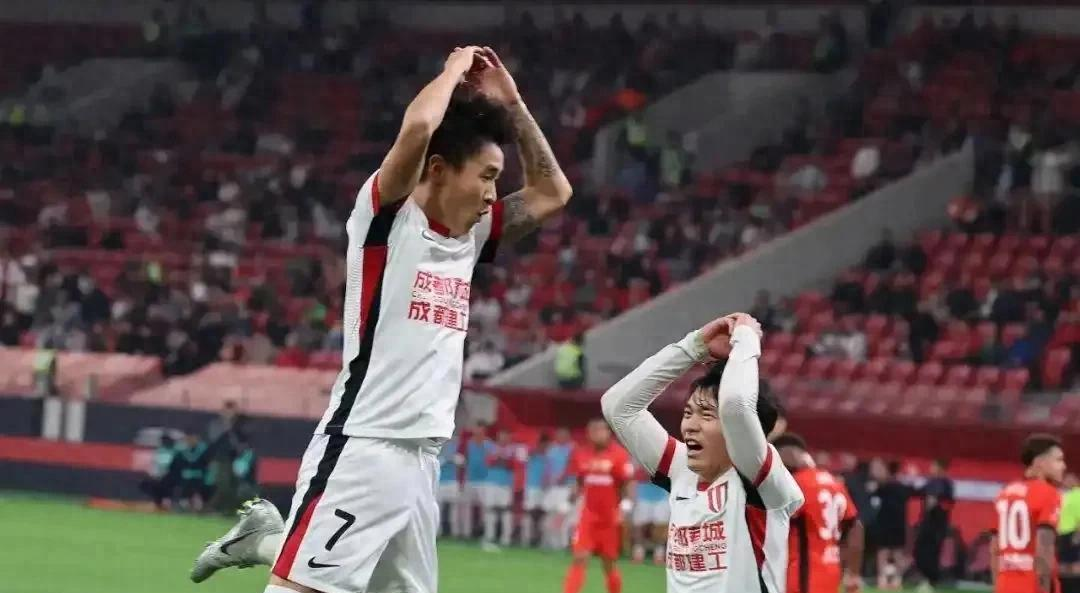 熊猫体育官网首页-中超窗口期走向成谜；成都蓉城临场应变；底气十足；球队文化再被提及